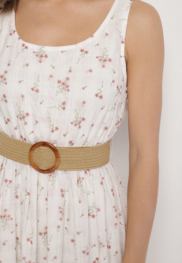 Born2be - Biała Rozkloszowana Sukienka w Kwiaty Ozdobiona Plecionym Paskiem Iffalle. Okazja: na co dzień, na spacer. Kolor: biały. Materiał: skóra. Wzór: aplikacja, kwiaty. Typ sukienki: proste. Styl: casual, elegancki