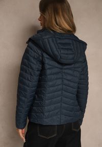 Renee - Granatowa Przejściowa Kurtka z Pikowanymi Przeszyciami i Kapturem Suritte. Okazja: na co dzień, na spacer. Kolor: niebieski. Materiał: jeans, dzianina. Styl: klasyczny, casual