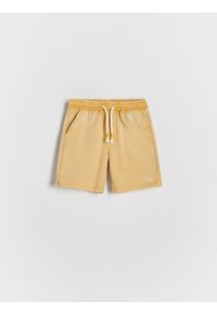 Reserved - Bawełniane szorty jogger - żółty. Kolor: żółty. Materiał: bawełna. Wzór: gładki #1