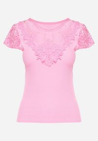 Born2be - Różowa Koszulka T-shirt z Koronką na Rękawach i Dekolcie Aines. Kolor: różowy. Materiał: koronka. Wzór: koronka. Sezon: lato #6