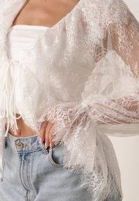 Born2be - Biała Bawełniana Bluzka z Transparentnej Koronki z Falbankami w Stylu Boho Palamna. Okazja: na co dzień. Typ kołnierza: kołnierz z falbankami. Kolor: biały. Materiał: bawełna, koronka. Długość: długie. Wzór: koronka. Styl: boho #8
