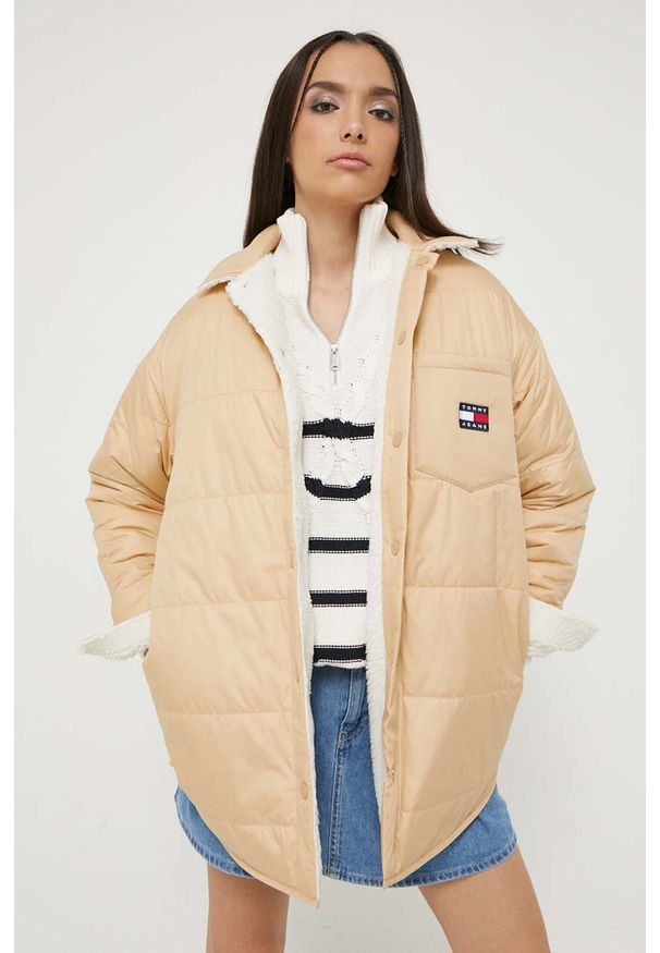 Tommy Jeans kurtka dwustronna damska kolor beżowy przejściowa oversize. Kolor: beżowy. Materiał: poliester