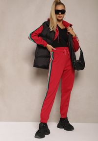 Renee - Czerwony Komplet Dresowy z Kolorowym Lampasem Bluza z Kapturem i Spodnie Joggery Nevarielles. Kolor: czerwony. Materiał: dresówka. Wzór: kolorowy #5