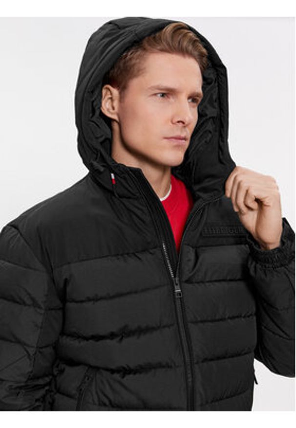 TOMMY HILFIGER - Tommy Hilfiger Kurtka przejściowa MW0MW33735 Czarny Regular Fit. Kolor: czarny. Materiał: syntetyk