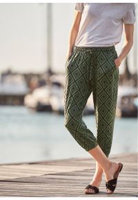Spodnie 3/4 z nadrukiem bonprix ciemny khaki z nadrukiem. Kolor: zielony. Materiał: wiskoza. Wzór: nadruk #7