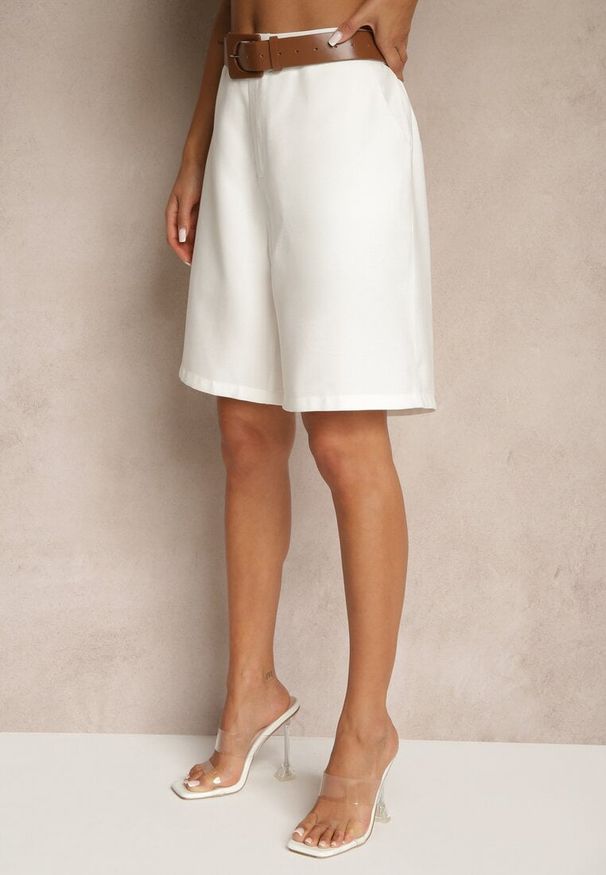 Renee - Białe Szorty z Wiskozą w Eleganckim Stylu z Paskiem z Klamrą Aravene. Okazja: na co dzień. Stan: podwyższony. Kolor: biały. Materiał: wiskoza. Styl: elegancki