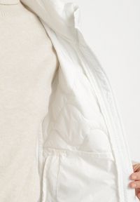 Born2be - Biała Kamizelka z Odpinanym Kapturem Ozdobiona Pikowaniem Cirisse. Okazja: na co dzień, na spacer. Kolor: biały. Materiał: jeans. Wzór: aplikacja. Styl: klasyczny, casual, elegancki #7