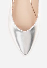 Renee - Srebrne Sandały z Odkrytą Piętą i Noskiem Typu Migdałek Nemegoria. Okazja: na co dzień. Kolor: srebrny. Materiał: jeans. Sezon: lato. Styl: elegancki, casual #4