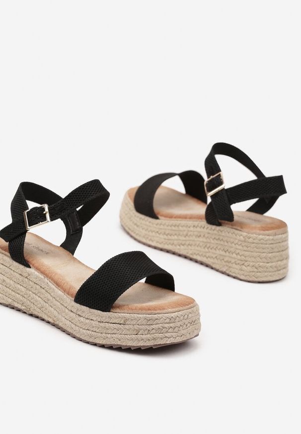 Renee - Czarne Sandały Boho Ozdobione Plecionką na Koturnie i Platformie Isorisa. Okazja: na co dzień. Kolor: czarny. Wzór: aplikacja. Sezon: lato. Obcas: na koturnie. Styl: boho
