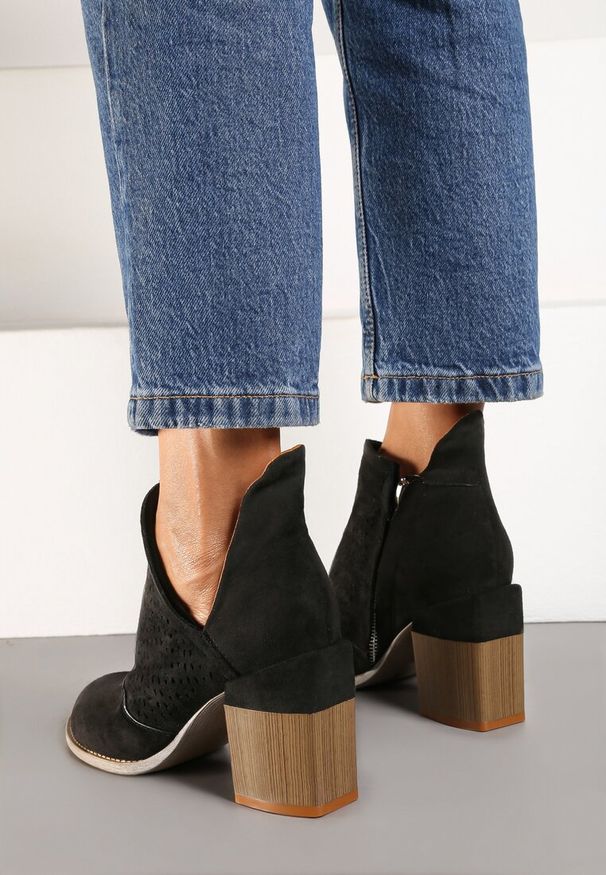 Renee - Czarne Botki Pirelous. Wysokość cholewki: za kostkę. Zapięcie: zamek. Kolor: czarny. Materiał: materiał, jeans. Szerokość cholewki: normalna. Wzór: ażurowy, aplikacja. Obcas: na słupku. Styl: boho