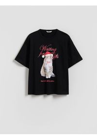 Reserved - Świąteczny t-shirt z nadrukiem - czarny. Kolor: czarny. Materiał: bawełna. Wzór: nadruk. Styl: wizytowy #1