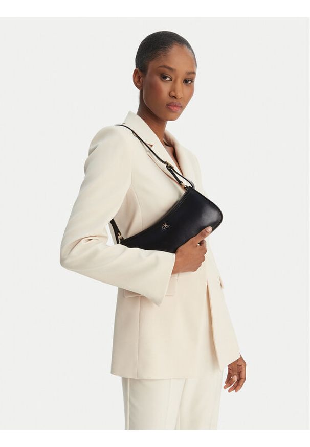 Calvin Klein Torebka Ck Small Shoulder Bag LV04F3170G Czarny. Kolor: czarny. Materiał: skórzane