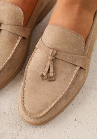 Born2be - Ciemnobeżowe Lekkie Mokasyny VICES z Metalowymi Ozdobami i Skórzaną Wkladką Adrialee. Nosek buta: okrągły. Kolor: beżowy. Materiał: skóra. Wzór: aplikacja. Obcas: na obcasie. Styl: klasyczny. Wysokość obcasa: niski #5