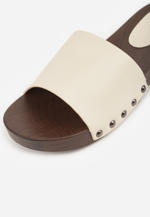 Born2be - Beżowe Klapki w Klasycznym Stylu z Nitami Talove. Okazja: na co dzień. Kolor: beżowy. Styl: klasyczny