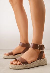 Born2be - Brązowe Sandały VICES na Niskim Koturnie z Plecionki z Paskiem Wokół Kostki Tetea. Okazja: na co dzień. Zapięcie: pasek. Kolor: brązowy. Materiał: len. Sezon: lato. Obcas: na koturnie. Styl: casual, klasyczny #1