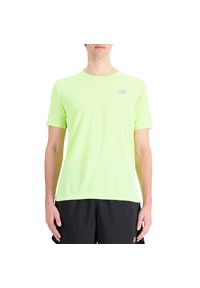 Koszulka New Balance MT21262TWY - zielona. Kolor: zielony. Materiał: materiał. Długość rękawa: krótki rękaw. Długość: krótkie. Sport: fitness