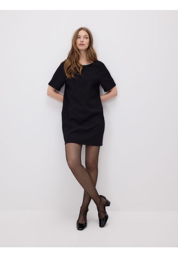 Reserved - Sukienka z ozdobnym dekoltem - czarny. Kolor: czarny. Materiał: dzianina. Typ sukienki: proste