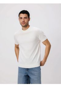 Reserved - Sweter z krótkim rękawem - złamana biel. Materiał: dzianina, bawełna. Długość rękawa: krótki rękaw. Długość: krótkie