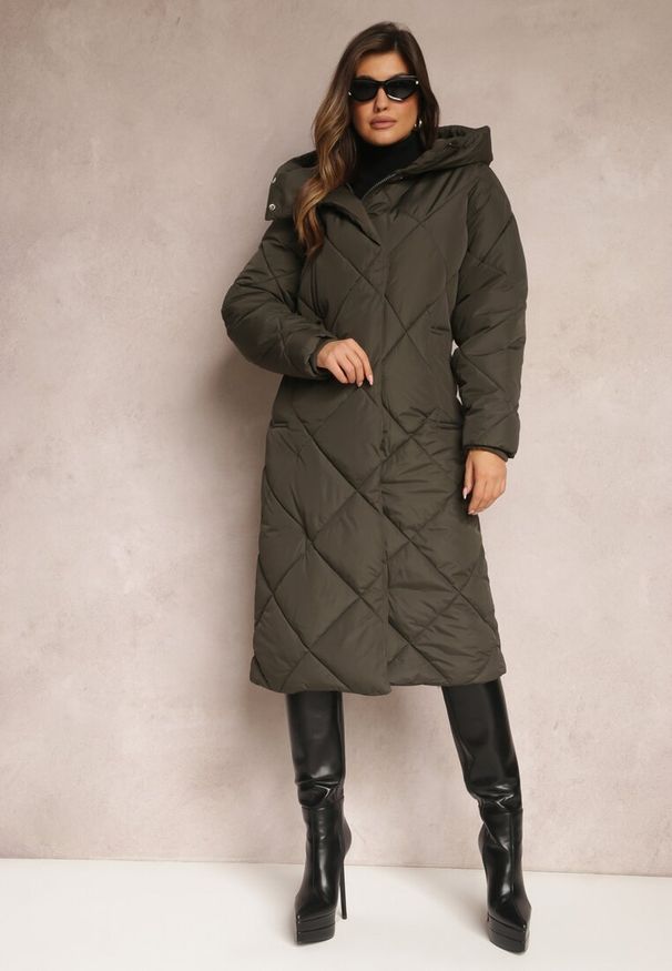 Renee - Ciemnozielona Pikowana Kurtka Płaszcz za Kolano z Kapturem Kinassan. Typ kołnierza: kaptur. Kolor: zielony. Wzór: geometria