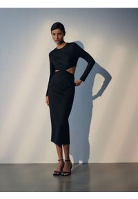 Reserved - Dzianinowa sukienka midi z wycięciami - czarny. Kolor: czarny. Materiał: dzianina. Długość: midi