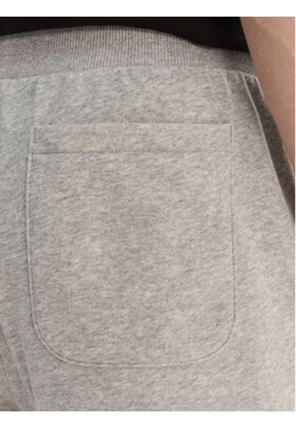 Under Armour Szorty sportowe UA Rival Lightweight 6009345 Szary Regular Fit. Kolor: szary. Materiał: bawełna. Styl: sportowy