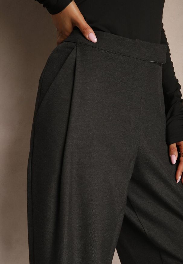 Renee - Ciemnoszare Spodnie o Garniturowym Fasonie High Waist Relessa. Okazja: do pracy, na spotkanie biznesowe. Stan: podwyższony. Kolor: szary. Styl: biznesowy