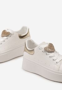Born2be - Biało-Złote Sneakersy Caius. Kolor: biały. Materiał: materiał, satyna, skóra ekologiczna. Szerokość cholewki: normalna. Obcas: na platformie #3
