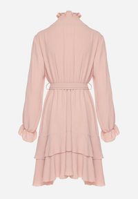 Born2be - Różowa Sukienka z Falbanami i Marszczonym Golfem z Dodatkowym Wiązanym Paskiem Savelina. Okazja: na imprezę. Typ kołnierza: golf. Kolor: różowy. Typ sukienki: rozkloszowane. Styl: elegancki, klasyczny #6