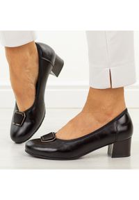 Czarne skórzane czółenka damskie Cambell 19413. Okazja: na ślub cywilny, na wesele, na imprezę. Nosek buta: okrągły. Kolor: czarny. Szerokość cholewki: normalna. Materiał: skóra. Sezon: wiosna, jesień, lato. Obcas: na obcasie. Styl: elegancki, klasyczny, wizytowy. Wysokość obcasa: niski #1