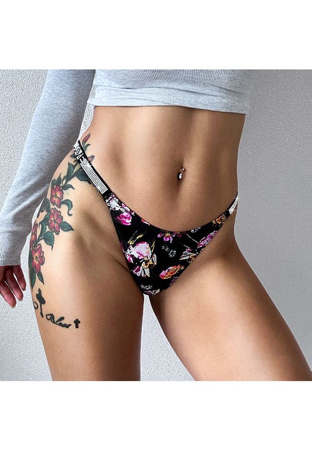 Intica - Majtki z ozdobną gumką podkreślające sylwetkę Magga. Kolor: czarny. Materiał: materiał