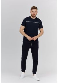 Armani Exchange - ARMANI EXCHANGE Granatowy t-shirt męski z paskiem z logo, Rozmiar S. Kolor: niebieski. Materiał: prążkowany