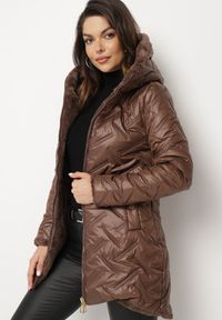 Born2be - Brązowa Kurtka Pikowana z Kapturem Ocieplona Futerkiem Zennira. Okazja: na co dzień. Typ kołnierza: kaptur. Kolor: brązowy. Materiał: futro. Sezon: jesień, zima. Styl: elegancki, casual #7
