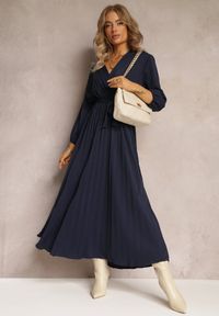 Renee - Granatowa Kopertowa Sukienka z Gumką i Paskiem w Talii Zdobiona Plisowaniem Kaylina. Kolekcja: plus size. Kolor: niebieski. Wzór: aplikacja. Typ sukienki: kopertowe