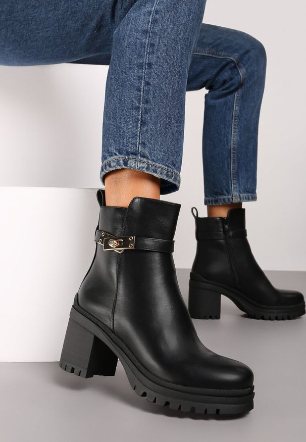 Born2be - Czarne Botki na Obcasie z Metaliczną Klamrą Askila. Okazja: na co dzień. Zapięcie: klamry. Kolor: czarny. Materiał: jeans. Sezon: jesień, zima. Obcas: na obcasie. Styl: elegancki, casual. Wysokość obcasa: średni