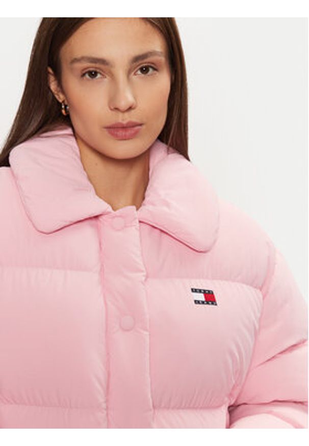 Tommy Jeans Kurtka puchowa DW0DW20390 Różowy Regular Fit. Kolor: różowy. Materiał: syntetyk