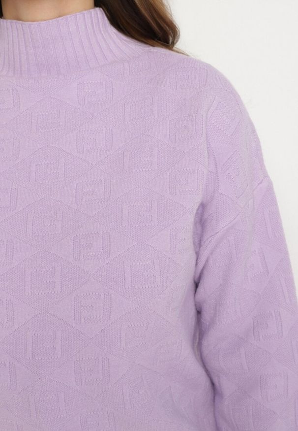 Born2be - Fioletowy Sweter Golf z Ozdobnym Tłoczeniem Zakończony Ściągaczem Melodiea. Typ kołnierza: golf. Kolor: fioletowy. Materiał: materiał. Sezon: zima