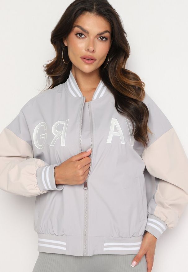 Born2be - Szara Kurtka Bomberka o Kroju Oversize z Paskami i Napisami Nevilora. Okazja: na co dzień. Kolor: szary. Materiał: jeans. Długość rękawa: długi rękaw. Długość: długie. Wzór: napisy. Styl: casual