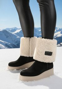 Born2be - Czarne Botki na Koturnie z Futerkiem Typu Baranek Asnora. Okazja: na co dzień. Kolor: czarny. Materiał: futro. Sezon: zima. Obcas: na koturnie. Styl: wizytowy, klasyczny, casual #1