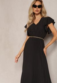 Renee - Czarna Rozkloszowana Sukienka z Plisami Maxi z Falbankami przy Ramionach Nethula. Typ kołnierza: kołnierz z falbankami. Kolor: czarny. Materiał: materiał. Typ sukienki: plisowane, rozkloszowane. Długość: maxi