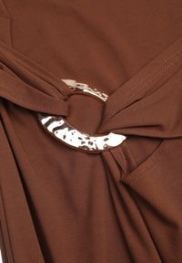 Renee - Brązowa Dopasowana Sukienka Elegancka z Aplikacją w Talii Corope. Kolor: brązowy. Wzór: aplikacja. Styl: elegancki #4