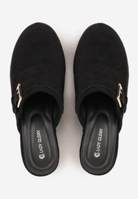 Renee - Czarne Klapki Chodaki na Słupku z Cholewką z Nitami i Paskiem z Klamerką Jinnor. Kolor: czarny. Materiał: zamsz. Wzór: ażurowy, haft. Sezon: lato. Obcas: na słupku. Styl: boho, rockowy. Wysokość obcasa: średni #8