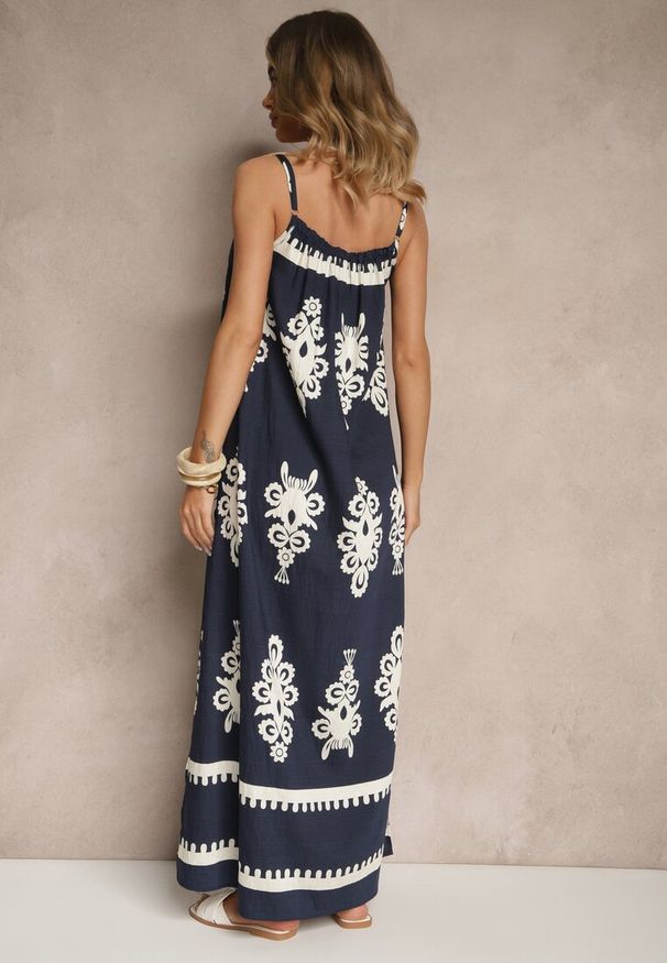 Renee - Granatowa Rozkloszowana Sukienka na Ramiączkach w Ornamentalny Print Reveleine. Okazja: na co dzień. Typ kołnierza: dekolt w serek. Kolor: niebieski. Długość rękawa: na ramiączkach. Wzór: nadruk. Styl: casual