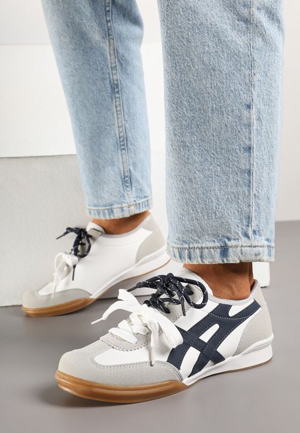Renee - Białe Sneakersy Ozdobione Geometrycznym Wzorem i Podwójnym Sznurowaniem Hirozi. Okazja: na co dzień. Zapięcie: sznurówki. Kolor: biały. Materiał: jeans. Wzór: aplikacja, geometria