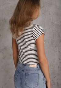 Renee - Biały Crop Top Bawełny z Prążkowanej Dzianiny w Paski Ozdobiony Wycięciem Ionilla. Okazja: na co dzień. Kolor: biały. Materiał: bawełna, prążkowany, dzianina. Wzór: aplikacja, paski. Styl: casual #5