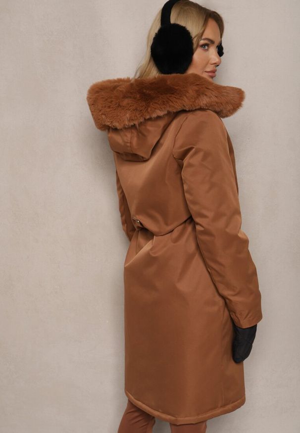 Renee - Jasnobrązowa Kurtka Parka ze Ściągaczem Kapturem i Odpinanym Futerkiem Semiriellea. Okazja: na spotkanie biznesowe, na co dzień. Kolekcja: plus size. Kolor: brązowy. Materiał: futro. Styl: elegancki, biznesowy, casual