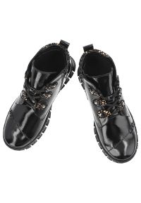 Czarne Botki Armodo Stylowe Lakierowane Buty Damskie. Okazja: na co dzień. Zapięcie: sznurówki. Kolor: czarny. Materiał: lakier. Szerokość cholewki: normalna. Styl: elegancki #4