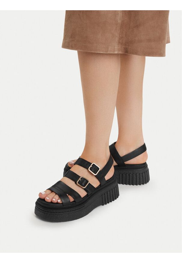 Clarks Sandały Evamar Strap 26185888 Czarny. Kolor: czarny. Materiał: skóra
