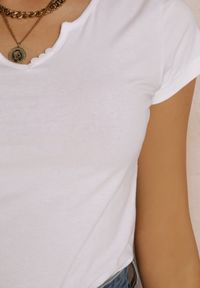 Renee - Biały T-shirt Amarhyse. Okazja: na co dzień. Kolor: biały. Materiał: bawełna, materiał. Długość rękawa: krótki rękaw. Długość: krótkie. Wzór: aplikacja. Styl: casual