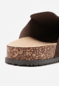 Renee - Brązowe Klapki Mule na Podeszwie z Korka z Ozdobnymi Przeszyciami Chionessa. Okazja: na co dzień. Kolor: brązowy. Styl: retro, casual #9