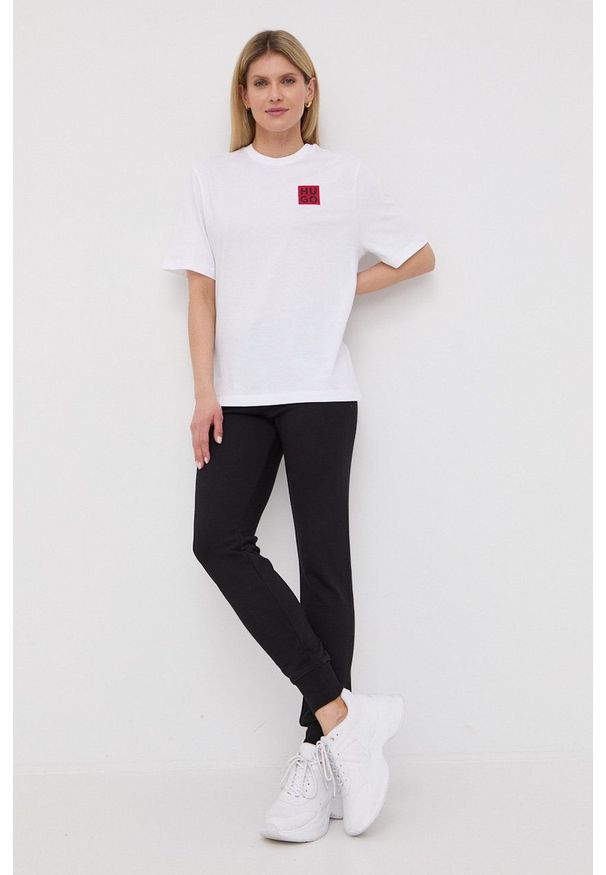 Hugo t-shirt damski kolor czerwony. Okazja: na co dzień. Kolor: czerwony. Materiał: materiał, bawełna, dzianina. Długość rękawa: krótki rękaw. Długość: krótkie. Wzór: nadruk. Styl: casual